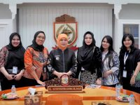 Wakil Wali Kota Makassar, Aliyah Mustika Ilham, menerima audiensi jajaran manajemen Aerotel Smile Makassar di Ruang Wakil Wali Kota, Kantor Wali Kota Makassar, Kamis (11/9/2025). Pertemuan ini menjadi ajang silaturahmi sekaligus membahas peluang kerja sama dalam memperkuat sektor pariwisata dan pemberdayaan UMKM di Kota Makassar.