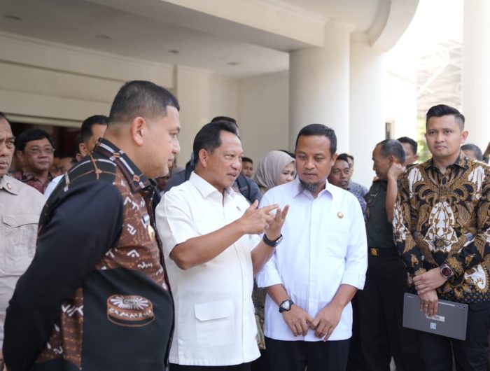 Wali Kota Makassar, Munafri Arifuddin, menghadiri pengarahan Menteri Dalam Negeri (Mendagri) RI, Tito Karnavian, di Baruga Asta Cuta, Rumah Jabatan Gubernur Sulawesi Selatan, Kamis (11/9/2025).