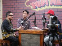 Sekretaris Daerah Provinsi Sulawesi Selatan, Jufri Rahman, menegaskan bahwa peran radio tetap abadi di tengah derasnya arus teknologi informasi.