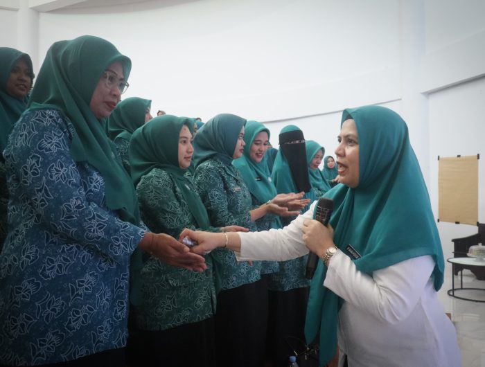 PKK Makassar Dorong Kader Jadi Agen Perubahan 12 Tim Penggerak PKK Kota Makassar mendorong kader PKK, Kepala Seksi (Kasi) Kebersihan, dan penyuluh Dinas Perikanan dan Peternakan untuk menjadi agen perubahan dalam menjaga kebersihan dan lingkungan.