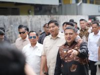 Wali Kota dan Wakil Wali Kota Makassar, Munafri Arifuddin dan Aliyah Mustika Ilham (Appi-Aliyah) dampingi Menteri Perumahan dan Kawasan Pemukiman (PKP) Maruarar Sirait serta Menteri Dalam Negeri Tito Karnavian meninjau langsung kawasan kumuh di Kelurahan Pampang, Kecamatan Panakkukang, Kamis 11 September 2025.