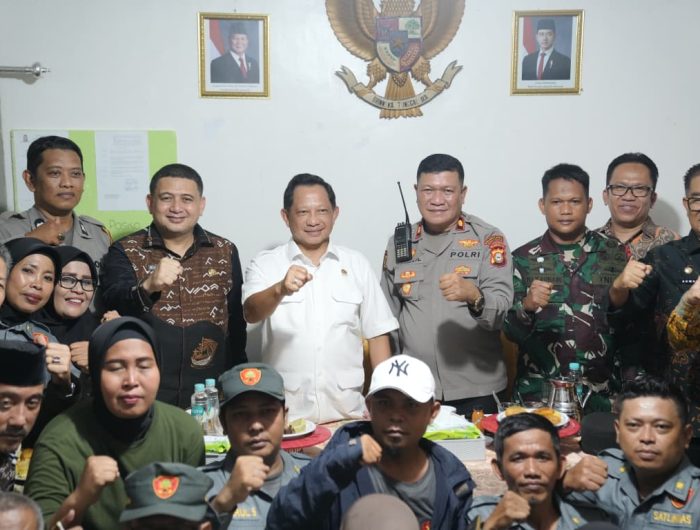 Menteri Dalam Negeri RI, Muhammad Tito Karnavian, meninjau langsung pos keamanan lingkungan (poskamling) di Kecamatan Rappocini, Kelurahan Banta-Bantaeng, Kamis (11/9/2025) malam.