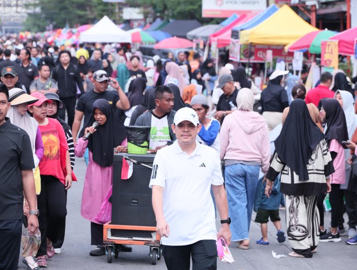Setiap Minggu pagi, kawasan Boulevard Panakkukang di Kota Makassar disulap menjadi ruang publik terbuka yang penuh aktivitas. Car Free Day (CFD) yang awalnya bertujuan sebagai ajang olahraga kini menjelma menjadi pusat pertumbuhan ekonomi kerakyatan, melibatkan ratusan pedagang kaki lima (PK5) dan pelaku UMKM dari berbagai penjuru kota.