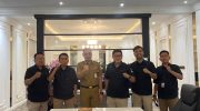 Sekretaris Daerah (Sekda) Makassar Andi Zulkifly menerima audiensi Pelaksana Tugas (Plt) Direktur Utama (Dirut) Perusahaan Umum Daerah (Perumda) Makassar Raya Adi Rasyid Ali bersama jajaran di Ruang Rapat Sekda Lantai 3 Kantor Balai Kota Makassar, Selasa (16/9).