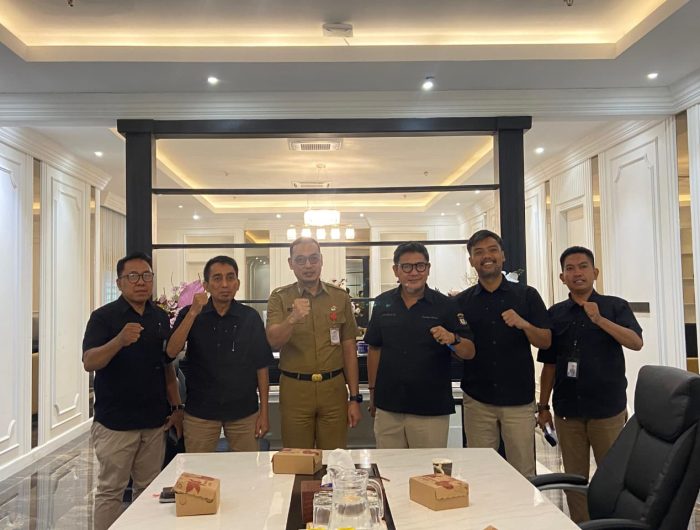 Sekretaris Daerah (Sekda) Makassar Andi Zulkifly menerima audiensi Pelaksana Tugas (Plt) Direktur Utama (Dirut) Perusahaan Umum Daerah (Perumda) Makassar Raya Adi Rasyid Ali bersama jajaran di Ruang Rapat Sekda Lantai 3 Kantor Balai Kota Makassar, Selasa (16/9).