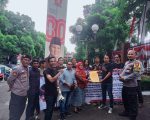Koalisi Mahasiswa Nusa Tenggara Barat (KM NTB–Jakarta) kembali menggelar aksi demonstrasi di depan Kantor DPP Partai Gerindra, Jakarta, Rabu (17/9/2025). Aksi ini merupakan kali ketiga setelah sebelumnya mereka melakukan protes di depan Gedung Komisi Pemberantasan Korupsi (KPK) RI dan kantor pusat Partai Gerindra.