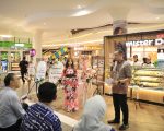 Jaringan waralaba makanan internasional Mister Donut resmi membuka gerai ke-23 di Indonesia, yang kali ini hadir di Kota Makassar, tepatnya di Trans Mall Studio (TSM) Makassar, Kamis (18/9).