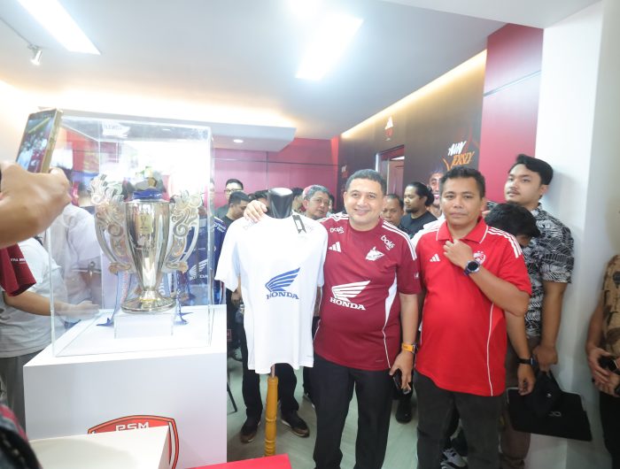 Pemerintah Kota Makassar kembali menunjukkan komitmen penuh dalam mendukung tim kebanggaan Sulawesi Selatan, PSM Makassar. Menjelang laga bergengsi kontra Persija Jakarta dalam lanjutan Liga Super Indonesia 2025/2026, Pemkot memberikan berbagai fasilitas demi memperkuat semangat juang Pasukan Ramang.