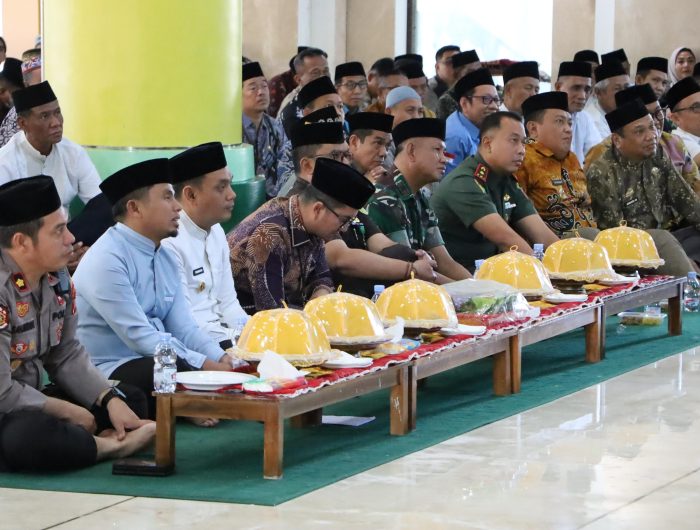 Wali Kota Parepare, Tasming Hamid, menghadiri peringatan Maulid Nabi Muhammad SAW yang digelar di Masjid Agung Kota Parepare, Kamis (18/9/2025). Kehadirannya sekaligus sebagai bentuk syukur bisa berkumpul bersama masyarakat dalam momen keagamaan yang penuh hikmah ini.