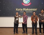 Kepala Dinas Kominfo Kota Makassar, Dr. Muhammad Roem saat menerima penghargaan Gajah Mada Digital Transformation Governance Index (GM-DTGI) Awards 2025, Kamis 18 September 2025.