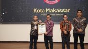 Kepala Dinas Kominfo Kota Makassar, Dr. Muhammad Roem saat menerima penghargaan Gajah Mada Digital Transformation Governance Index (GM-DTGI) Awards 2025, Kamis 18 September 2025.