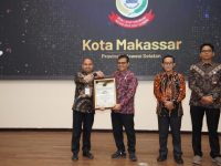 Kepala Dinas Kominfo Kota Makassar, Dr. Muhammad Roem saat menerima penghargaan Gajah Mada Digital Transformation Governance Index (GM-DTGI) Awards 2025, Kamis 18 September 2025.