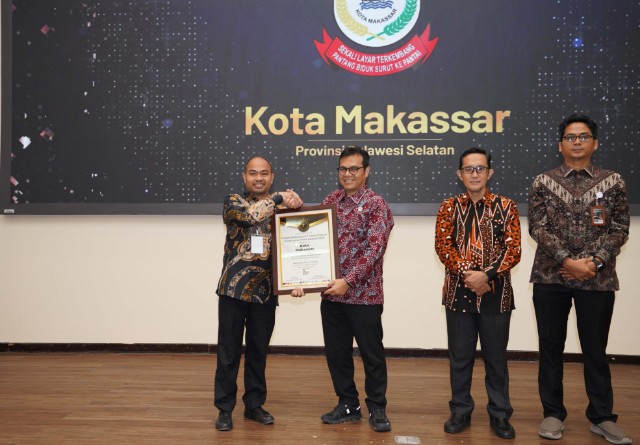 Kepala Dinas Kominfo Kota Makassar, Dr. Muhammad Roem saat menerima penghargaan Gajah Mada Digital Transformation Governance Index (GM-DTGI) Awards 2025, Kamis 18 September 2025.