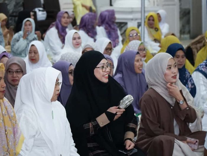 Anggota DPR RI Fraksi Golkar, Taufan Pawe, menggelar peringatan Maulid Nabi Muhammad SAW di Rumah Aspirasi Taufan Pawe, Sabtu (20/9/2025). Acara berlangsung khidmat dan dihadiri sejumlah tokoh penting, di antaranya Wakil Wali Kota Parepare Hermanto P, Ketua Partai Demokrat Parepare, anggota Fraksi Golkar DPRD Parepare, serta jajaran Badan Pengawas Pemilu (Bawaslu) Kota Parepare.