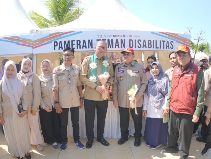 Pemerintah Kota Makassar bersama Kementerian Sosial (Kemensos) RI resmi mencanangkan Kampung Siaga Bencana (KSB) sebagai upaya memperkuat kesiapsiagaan dan mengurangi risiko bencana. Pencanangan yang dirangkaikan dengan simulasi tanggap darurat digelar di Anjungan Pantai Losari, Minggu (21/9/2025).