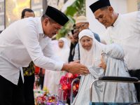 Maulid Nabi di Bantaeng, Bupati Uji Nurdin Ajak Warga Ikut Gerakan Magrib Mengaji 17 Pemerintah Kabupaten Bantaeng menggelar peringatan Maulid Nabi Muhammad SAW di Masjid Agung Syekh Abdul Gani, Senin (22/9/2025). Acara berlangsung khidmat dan dihadiri jajaran Forkopimda, unsur Pemkab Bantaeng, serta Wakil Bupati H. Sahabuddin.