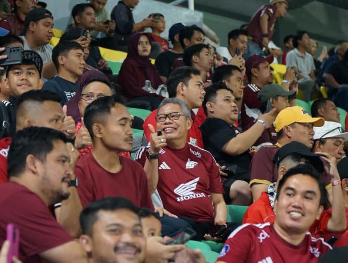 Anggota Komisi II DPR RI, Dr. Taufan Pawe, S.H., M.H., hadir langsung menyaksikan pertandingan Super League 2025-2026 antara PSM Makassar melawan Persija Jakarta di Stadion Gelora B.J. Habibie, Minggu malam (21/9/2025). Pertandingan berakhir dengan kemenangan 2-0 bagi PSM Makassar, sekaligus menjadi kemenangan perdana mereka musim ini.