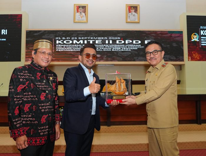 Sekretaris Daerah Provinsi Sulawesi Selatan, Jufri Rahman, menerima kunjungan Komite II DPD RI dalam rangka pengawasan pelaksanaan Undang-Undang Nomor 2 Tahun 2025 tentang Perubahan Keempat atas UU Nomor 4 Tahun 2009 tentang Pertambangan Mineral dan Batubara. Pertemuan berlangsung di Ruang Rapat Pimpinan Kantor Gubernur Sulsel, Senin (22/9/2025).