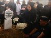 Suasana haru menyelimuti prosesi pemakaman ibunda Wakil Gubernur Sulawesi Selatan, Fatmawati Rusdi, Hj. Maimunah atau akrab disapa Hj. Collong, di Masjid Pesantren Muammar Gandi, Kecamatan Panca Rijang, Kabupaten Sidrap, Jumat (26/9/2025).