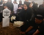 Suasana haru menyelimuti prosesi pemakaman ibunda Wakil Gubernur Sulawesi Selatan, Fatmawati Rusdi, Hj. Maimunah atau akrab disapa Hj. Collong, di Masjid Pesantren Muammar Gandi, Kecamatan Panca Rijang, Kabupaten Sidrap, Jumat (26/9/2025).