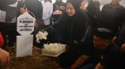 Suasana haru menyelimuti prosesi pemakaman ibunda Wakil Gubernur Sulawesi Selatan, Fatmawati Rusdi, Hj. Maimunah atau akrab disapa Hj. Collong, di Masjid Pesantren Muammar Gandi, Kecamatan Panca Rijang, Kabupaten Sidrap, Jumat (26/9/2025).