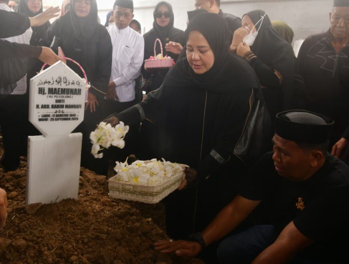 Suasana haru menyelimuti prosesi pemakaman ibunda Wakil Gubernur Sulawesi Selatan, Fatmawati Rusdi, Hj. Maimunah atau akrab disapa Hj. Collong, di Masjid Pesantren Muammar Gandi, Kecamatan Panca Rijang, Kabupaten Sidrap, Jumat (26/9/2025).