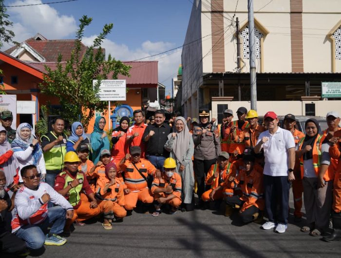 Wali Kota Makassar, Munafri Arifuddin, memuji Kecamatan Panakkukang sebagai wilayah yang sigap dan responsif dalam pengelolaan serta pemilahan sampah. Apresiasi ini ia sampaikan saat menghadiri Launching Program PESONA (Pendistribusian Sampah Organik untuk Maggot) di Kelurahan Paropo, Sabtu (27/9/2025).