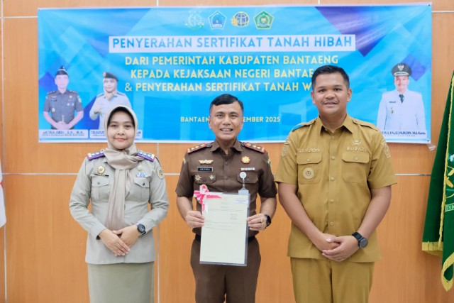 Kajari Bantaeng Apresiasi Bupati Uji Nurdin Usai Penyerahan Sertifikat Tanah Hibah 13 IMG 20250930