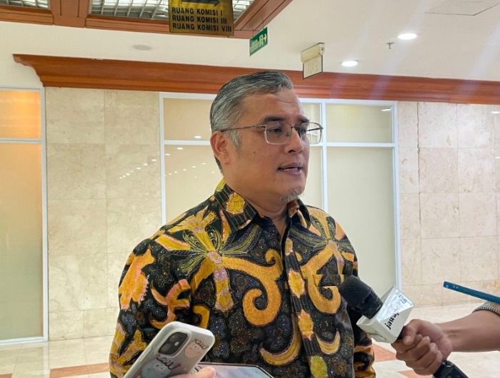 Keheningan sikap Komisi III DPR RI pasca gelombang demonstrasi menolak tunjangan fantastis bagi legislator menuai sorotan. Komposisi anggota yang didominasi praktisi hukum dan mantan aparat penegak hukum dianggap belum cukup menopang kinerja komisi tersebut.