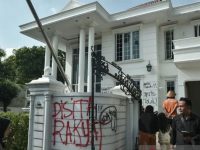 Polres Metro Jakarta Timur menetapkan sebanyak 12 orang sebagai tersangka dalam kasus penjarahan rumah Anggota Komisi IX DPR (nonaktif) Surya Utama alias Uya Kuya di kawasan Pondok Bambu, Duren Sawit, Jakarta Timur, Sabtu (30/8/2025) malam.