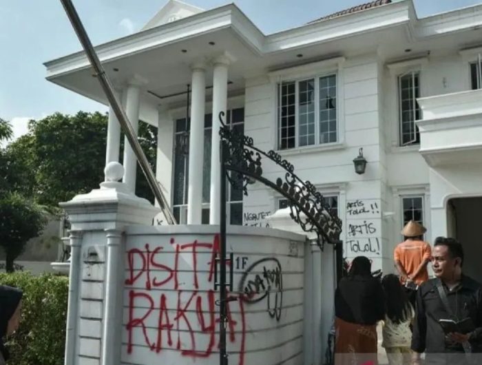 Polres Metro Jakarta Timur menetapkan sebanyak 12 orang sebagai tersangka dalam kasus penjarahan rumah Anggota Komisi IX DPR (nonaktif) Surya Utama alias Uya Kuya di kawasan Pondok Bambu, Duren Sawit, Jakarta Timur, Sabtu (30/8/2025) malam.