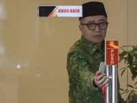 Komisi Pemberantasan Korupsi (KPK) memeriksa mantan Kepala Kantor Wilayah (Kakanwil) Direktorat Jenderal Pajak (DJP) Jakarta Khusus, Muhammad Haniv (MH), terkait dugaan penerimaan gratifikasi senilai Rp21,5 miliar. Pemeriksaan berlangsung di Gedung Merah Putih KPK, Jakarta, Jumat (26/9/2025).