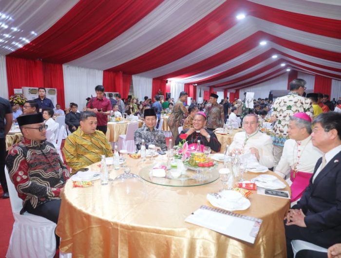 Dilarang Diet dan Pulang Cepat, Pesan Appi di Peresmian Gereja Katedral Makassar 12 54ef3764 0dfc 4ed2 b26a 47cd720be84d