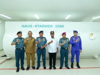 Gubernur Sulsel Terima Brevet Kehormatan Hiperbarik dari TNI AL 27 Gubernur Sulawesi Selatan, Andi Sudirman Sulaiman menerima tanda penganugerahan Brevet Kehormatan Hiperbarik TNI Angkatan Laut dari Panglima Komando Daerah Angkatan Laut (Dankodaeral) VI, Laksda TNI Andi Abdul Aziz, S.H., M.M., di Gedung Rumkital Jala Ammari, Mako Kodaeral VI, Jalan Satando, Makassar, Kamis (9/10/2025).