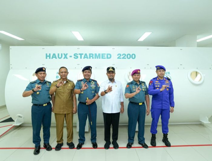 Gubernur Sulawesi Selatan, Andi Sudirman Sulaiman menerima tanda penganugerahan Brevet Kehormatan Hiperbarik TNI Angkatan Laut dari Panglima Komando Daerah Angkatan Laut (Dankodaeral) VI, Laksda TNI Andi Abdul Aziz, S.H., M.M., di Gedung Rumkital Jala Ammari, Mako Kodaeral VI, Jalan Satando, Makassar, Kamis (9/10/2025).