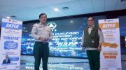 Sekertaris Utama BNPB Dr. Rustian, S.Si, apt, M.Kes (kiri) meresmikan Aplikasi Sistem Informasi Pelayanan Rumah Tangga dan Perlengkapan atau disingkat “SENAPAN” yang digagas oleh Yahya Djunaid, S.E, M.Si (kanan), di Gedung Pusdiklat BNPB, Sentul, Kamis 9 Oktober 2025. (Dok BNPB)