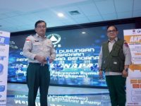 Sekertaris Utama BNPB Dr. Rustian, S.Si, apt, M.Kes (kiri) meresmikan Aplikasi Sistem Informasi Pelayanan Rumah Tangga dan Perlengkapan atau disingkat “SENAPAN” yang digagas oleh Yahya Djunaid, S.E, M.Si (kanan), di Gedung Pusdiklat BNPB, Sentul, Kamis 9 Oktober 2025. (Dok BNPB)