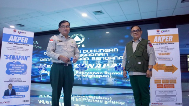Sekertaris Utama BNPB Dr. Rustian, S.Si, apt, M.Kes (kiri) meresmikan Aplikasi Sistem Informasi Pelayanan Rumah Tangga dan Perlengkapan atau disingkat “SENAPAN” yang digagas oleh Yahya Djunaid, S.E, M.Si (kanan), di Gedung Pusdiklat BNPB, Sentul, Kamis 9 Oktober 2025. (Dok BNPB)