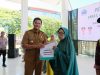 Pemerintah Kabupaten Bantaeng bersama Badan Amil Zakat Nasional (BAZNAS) Kabupaten Bantaeng melaksanakan penyaluran Zakat, Infak, dan Sedekah (ZIS) kepada mustahik, di Tribun Seruni Bantaeng, Selasa, 14 Oktober 2025.