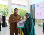 Pemerintah Kabupaten Bantaeng bersama Badan Amil Zakat Nasional (BAZNAS) Kabupaten Bantaeng melaksanakan penyaluran Zakat, Infak, dan Sedekah (ZIS) kepada mustahik, di Tribun Seruni Bantaeng, Selasa, 14 Oktober 2025.