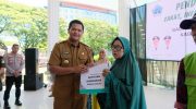 Pemerintah Kabupaten Bantaeng bersama Badan Amil Zakat Nasional (BAZNAS) Kabupaten Bantaeng melaksanakan penyaluran Zakat, Infak, dan Sedekah (ZIS) kepada mustahik, di Tribun Seruni Bantaeng, Selasa, 14 Oktober 2025.
