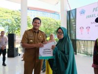 Pemerintah Kabupaten Bantaeng bersama Badan Amil Zakat Nasional (BAZNAS) Kabupaten Bantaeng melaksanakan penyaluran Zakat, Infak, dan Sedekah (ZIS) kepada mustahik, di Tribun Seruni Bantaeng, Selasa, 14 Oktober 2025.