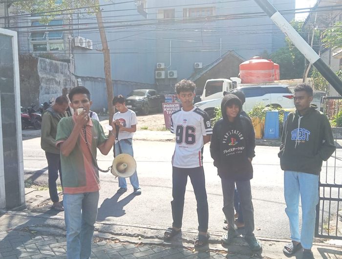 Puluhan mahasiswa yang tergabung dalam Garda Aktivis Mahasiswa Indonesia (GAKMI) menggelar aksi demonstrasi di depan Kantor Dinas Tanaman Pangan, Hortikultura, dan Perkebunan (TPHBUN) Provinsi Sulawesi Selatan serta Kejaksaan Tinggi (Kejati) Sulsel.