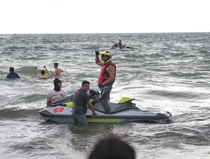 Bupati Bantaeng, M. Fathul Fauzy Nurdin, atau yang akrab disapa Uji Nurdin, menorehkan prestasi membanggakan di ajang Aquabike Indonesian Championship Round 3 yang digelar di Pantai Biru, Kawasan Metro Tanjung Bunga, Makassar, Sabtu–Minggu (18–19 Oktober 2025).