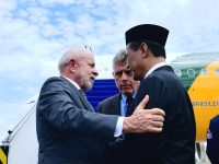 Menteri Pertanian (Mentan) Andi Amran Sulaiman mendampingi dan melepas kepulangan Presiden Brasil di Pangkalan TNI AU Halim Perdanakusuma, Jakarta, Jumat (24/10/2025).