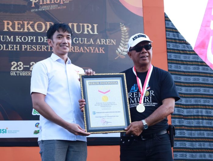 Pecahkan Rekor MURI Minum Kopi Gula Aren Oleh Peserta Terbanyak, Bupati Andi Utta Apresiasi Kerukunan Masyarakat Bulukumba 11 Minum Kopi dengan Gula Aren oleh Peserta Terbanyak dalam kegiatan Festival Pinisi 2025 menorehkan prestasi dengan memecahkan rekor Museum Rekor Dunia Indonesia (MURI).