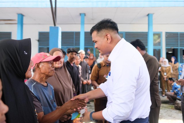 Bupati Uji Nurdin Serahkan Bantuan Langsung Tunai Kepada Warga Penerima Manfaat 11 IMG 20251028