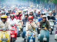 Gubernur dan Wakil Gubernur Sulsel, Andi Sudirman Sulaiman dan Fatmawati Rusdi kompak naik motor vespa bersama OPD lingkup Pemprov Sulsel.