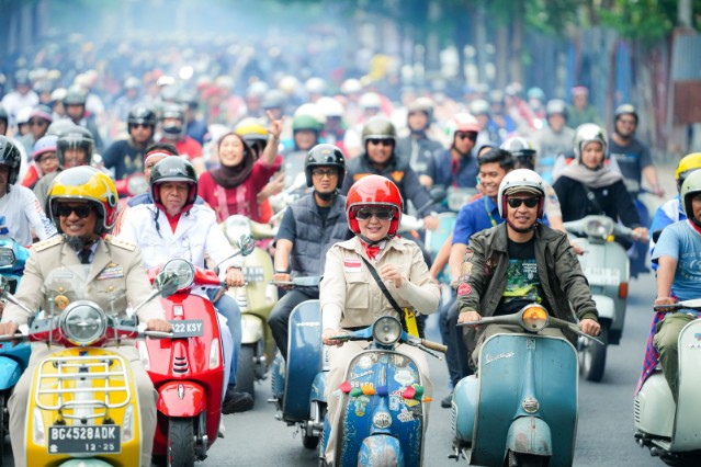 Gubernur dan Wagub Sulsel Kompak Naik Vespa Bersama Pecinta Vespa 11 Gubernur dan Wakil Gubernur Sulsel, Andi Sudirman Sulaiman dan Fatmawati Rusdi kompak naik motor vespa bersama OPD lingkup Pemprov Sulsel.