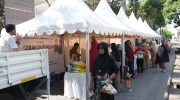 Tampak Warga Kelurahan Tamarunang berbelanja di Gerakan Pangan Murah Pemprov Sulsel.